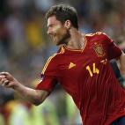 Xabi Alonso celebra el primer gol del partido, obra suya.