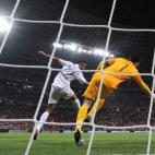 Xabi Alonso remata al fondo de la portería.