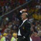 Del Bosque, seleccionador de España, da instrucciones a los jugadores.