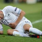 Benzema se duele de un golpe en el suelo.