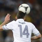 Menez golpea un balón con la cabeza.