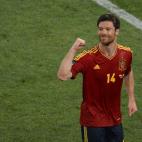 Xabi Alonso celebra su segundo gol.