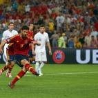 Xabi Alonso lanza el penalti que supondría el segundo gol de la selección.