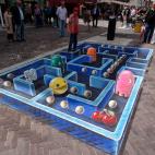 La perspectiva en 3D utilizada por el artista hace posible que el público se integre en el juego