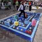 Esta mujer no se ha resistido en echarse una partida callejera