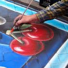 El pintor no descuida ninguna línea de su obra urbana