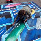 El artista trabaja en uno de los detalles de su obra