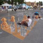 El pintor urbano junto a unos amigos dibujando