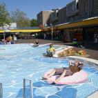 El pintor se relaja con su obra