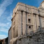 Buena oferta de tiendas y servicios.