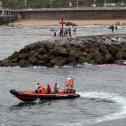 En varias playas se ha prohibido el baño debido al vertido de fuel registrado en la ría de Aboño procedente de una central térmica que está afectando al litoral del municipio de Carreño.