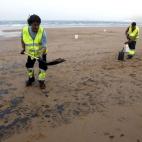 En varias playas se ha prohibido el baño debido al vertido de fuel registrado en la ría de Aboño procedente de una central térmica que está afectando al litoral del municipio de Carreño.
