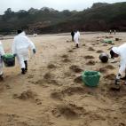 En varias playas se ha prohibido el baño debido al vertido de fuel registrado en la ría de Aboño procedente de una central térmica que está afectando al litoral del municipio de Carreño.