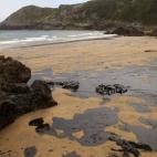 En varias playas se ha prohibido el baño debido al vertido de fuel registrado en la ría de Aboño procedente de una central térmica que está afectando al litoral del municipio de Carreño.