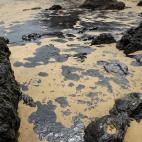 En varias playas se ha prohibido el baño debido al vertido de fuel registrado en la ría de Aboño procedente de una central térmica que está afectando al litoral del municipio de Carreño.