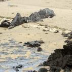 En varias playas se ha prohibido el baño debido al vertido de fuel registrado en la ría de Aboño procedente de una central térmica que está afectando al litoral del municipio de Carreño.