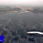 En varias playas se ha prohibido el baño debido al vertido de fuel registrado en la ría de Aboño procedente de una central térmica que está afectando al litoral del municipio de Carreño.