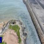 En varias playas se ha prohibido el baño debido al vertido de fuel registrado en la ría de Aboño procedente de una central térmica que está afectando al litoral del municipio de Carreño.