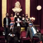 Las activistas posan delante del busto de Marianne, símbolo de la República Francesa