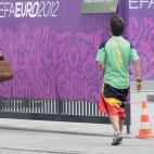 Dos chicos lucen la camiseta de Iker Casillas, portero de la selección, y novio de la presentadora