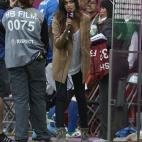 La periodista intenta hacerse un hueco entre el banquillo mientras comenta uno de los partidos de Eurocopa