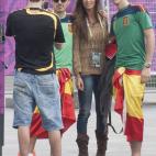 Fans del futbolística posan con la periodista a la salida del estadio