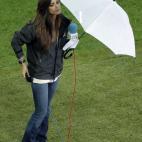 Sara Carbonero se cubre con un paraguas antes de entrar en directo