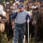 Un hombre conduce a los caballos hacia el 'curro'