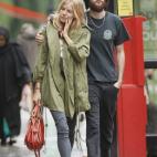 Con el padre de la criatura, Tom Sturridge, modernísimos y paseando por Hampstead...