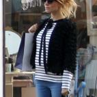 Rodando en marzo, con camiseta marinera y coleta.