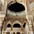 Detalles mocárabes de los arcos apuntados que adornan parte de los soportales del Patio de los Leones