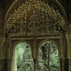 Sobre los ventanales se encuentran unos arcos apuntados mocárabes, con inscripciones de alabanza a Dios, a Mohamed V y poesías.