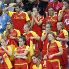 El equipo de natación de España sigue a la nadadora en 200 mariposa