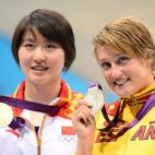 Mireia Belmonte posa con la campeona Liuyang Hiao