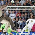 Remate a la portería, buscando el gol.