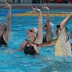 En natación sincronizada, donde olvidó el bañador.