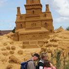 Trustas belgas observan esta casa del terror de arena, en el festival de esculturas de arena de Blankenberge (Bélgica), en julio de 2011. La temática giró en torno a los momentos mágicos de Disney.