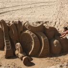 Un hombre da los últimos retoques a una escultura gigante representando una cinta durante la 61 edición del Festival Internacional de cine de Cannes.