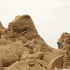 Un grupo de dinosaurios, también en arena.