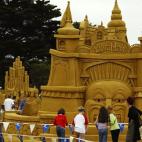 Esta es una de las diez esculturas expuestas en el Luna Park de Victoria (Austrialia) durante los campeonatos de escultura con arena de 2003. De 15 metros de largo, se usaron unas 1.500 toneladas de arena para su construcción.