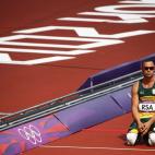 Sin embargo, Mogawane, que ya marchaba muy retrasado, tropezó con el relevista keniata y cayó al suelo con signos de dolor, sin poder entregar si quiera el testigo a Pistorius.