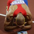 Félix Sánchez, el atleta que luce un tatuaje con la S de Superman, se echó a llorar en el suelo tras proclamarse campeón olímpico en los 400 metros vallas. Miraba una foto que llevaba consigo de su abuela, que falleció cuando él participa...