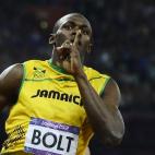 Baño de aplausos cada vez que este hombre entraba y salía en el Estadio Olímpico. Lo ha hecho todo. Y en la meta de los 200 entró con este gesto. También impresionó a los telespectadores de RTVE cuando interrumpió una entrevista en direct...