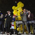 El grupo Madness canta 'Our House'.