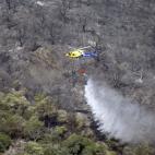 Un helicóptero trabaja en las labores de extinción del incendio que afecta al Parque Nacional de Cabañeros.