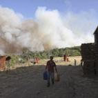 Vecinos de Valdefuentes (Salamanca) desalojan una nave agrícola ante la proximidad de las llamas del incendio forestal