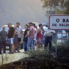 Vecinos de la localidad orensana de O Barco observan las llamas del incendio