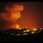 Una columna de humo se eleva sobre el Valle Gran Rey en La Gomera.