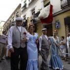 Un gran número de madrileños han acompañando a San Lorenzo en la procesión del santo que se organiza en el barrio de Lavapies todos los años el 10 de agosto durante las fiestas que los vecinos organizan en honor a su patrón, en las que se ...