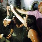 El pueblo granadino de Bérchules, ubicado en plena Alpujarra, celebra su ya tradicional Nochevieja de agosto, que por primera vez en su historia prohibe el botellón en el casco urbano, pudiendo solo consumir alcohol adquirido en los puntos hab...